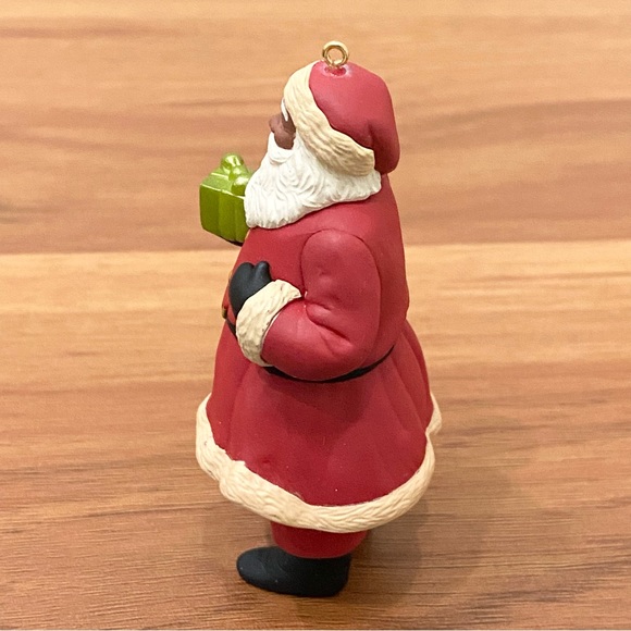 2010 HALLMARK Keepsake One Last Gift AA Santa Christmas Tree Ornament - Picture 6 of 12